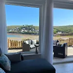 Au Petit Brick - Cosy Beachfront House Дом отдыха *