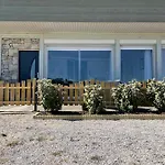 Дом отдыха Au Petit Brick - Cosy Beachfront House *