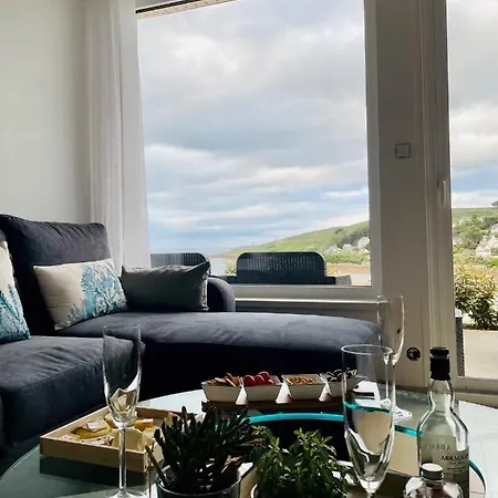 Au Petit Brick - Cosy Beachfront House Feriehus