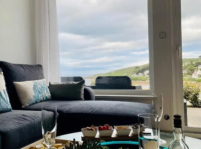 Au Petit Brick - Cosy Beachfront House 펜션